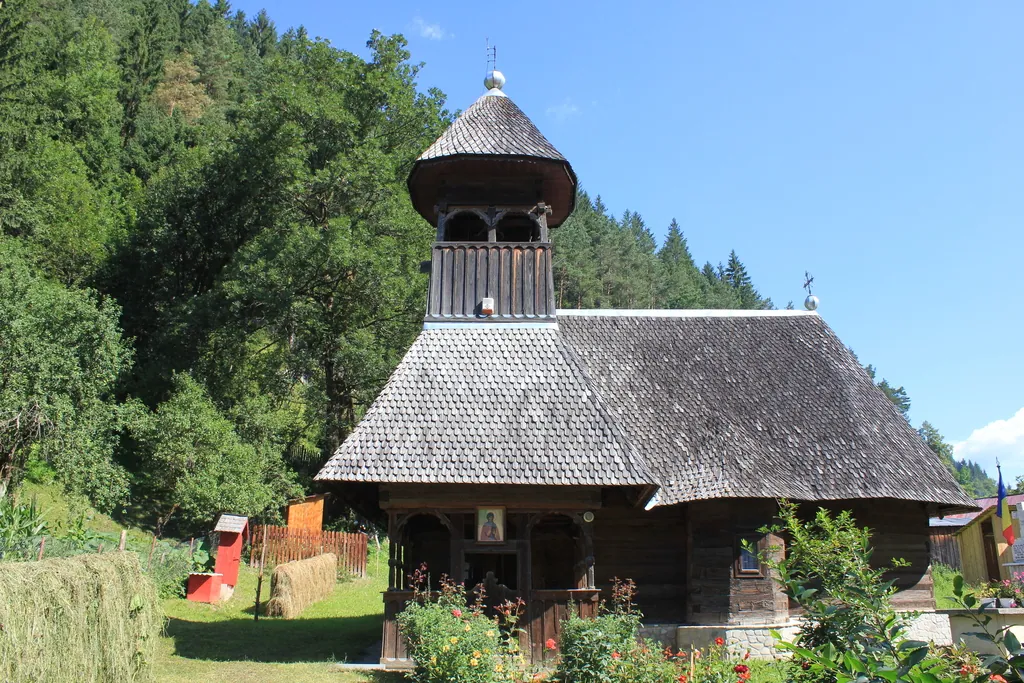 Biserică veche de lemn cu clopotniță