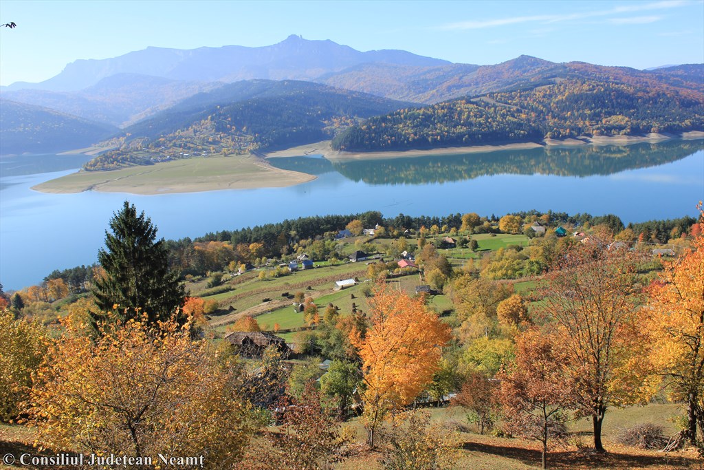 Lacul Izvoru Muntelui și Ceahlăul toamna