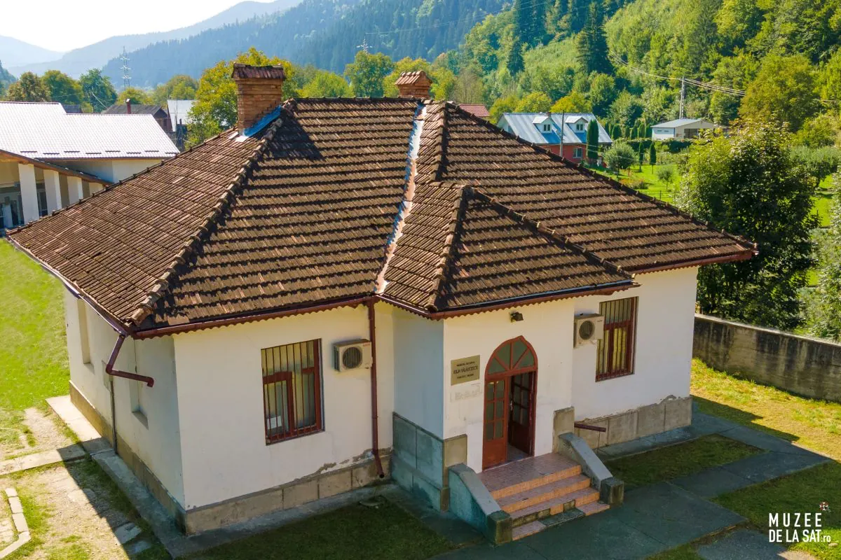Muzeul de Artă „Iulia Hălăucescu” Tarcău