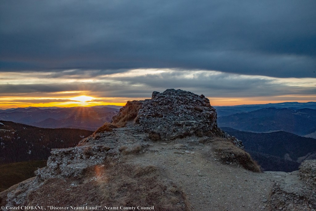Sunset and sunrise on top of Ceahlau Massif – photo 4