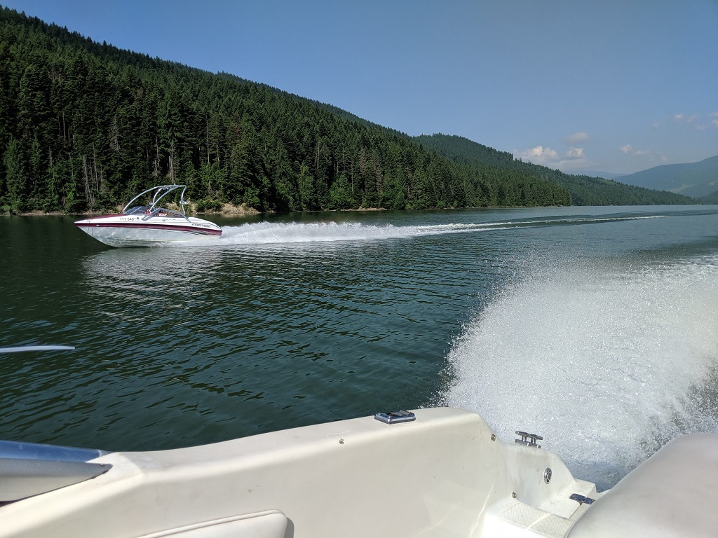 Leisure and adrenaline on Lake Izvorul Muntelui – photo 3