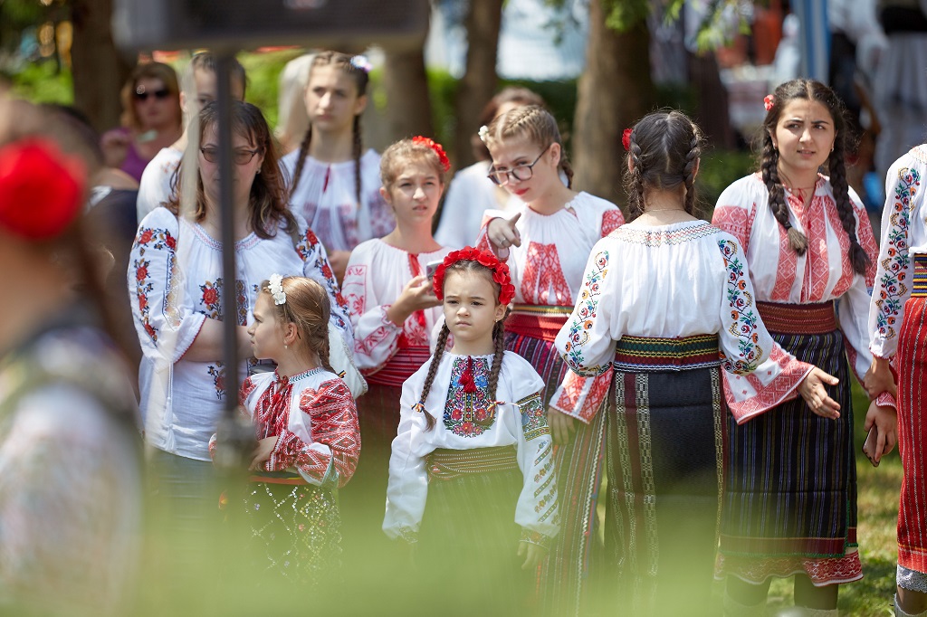 In Săbăoani, Neamț County, kids carry the customs and traditions further – photo 4