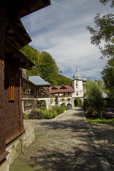 Sfanta Cruce Monastery