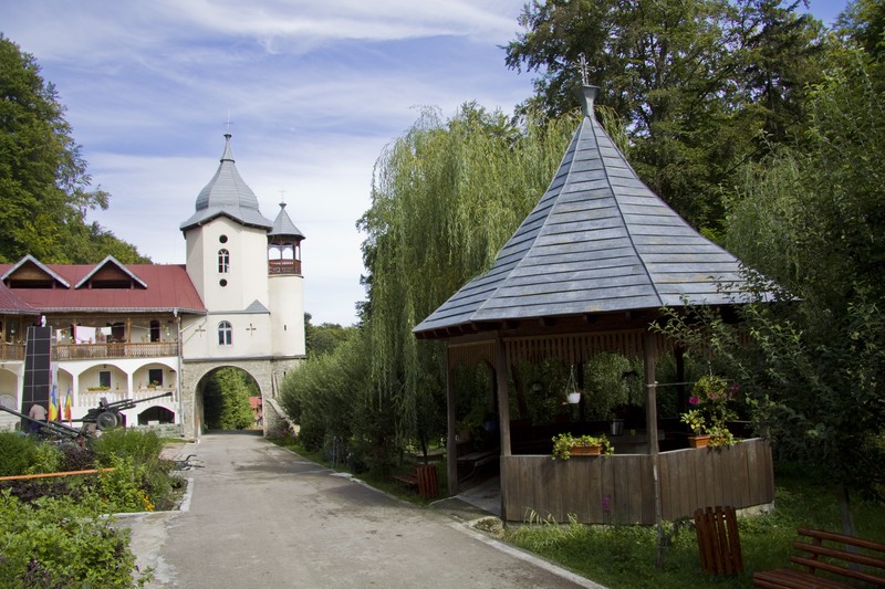 Sfanta Cruce Monastery