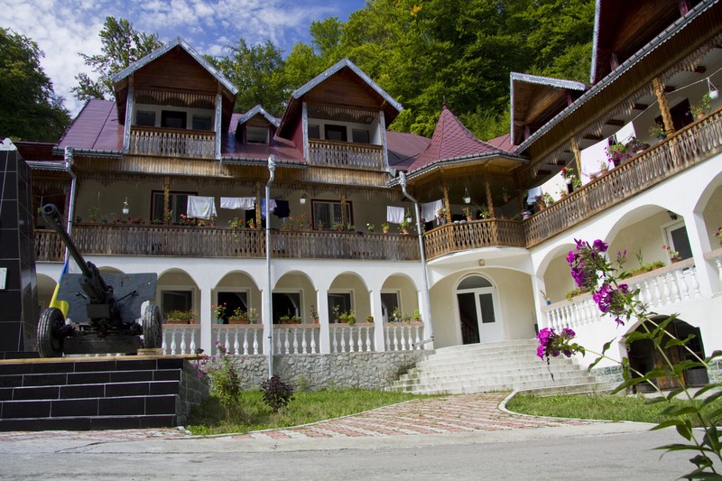 Sfanta Cruce Monastery