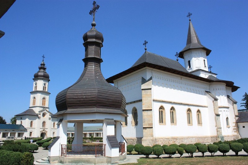 Romania Turism - Catedrala Episcopala Roman