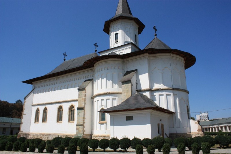 Romania Turism - Catedrala Episcopala Roman