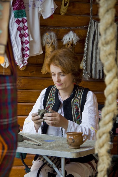 Mesterul popular Ionela Lungu modeleaza o figurina de lut