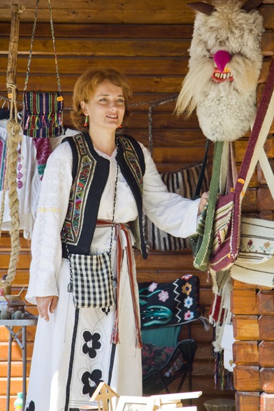 Mesterul popular Ionela Lungu in fata atelierului de langa Cetatea Neamt