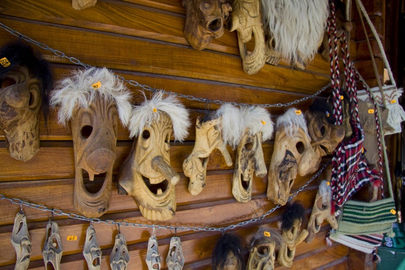 Masti traditionale in atelierul mesterului Ionela Lungu