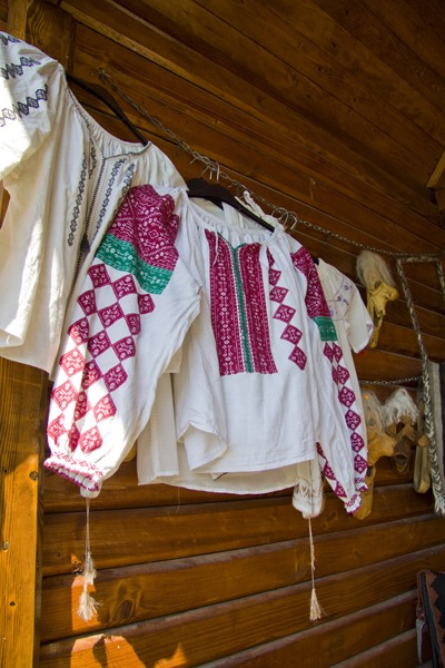 Camasa populara traditionala in atelierul mesterului Ionela Lungu