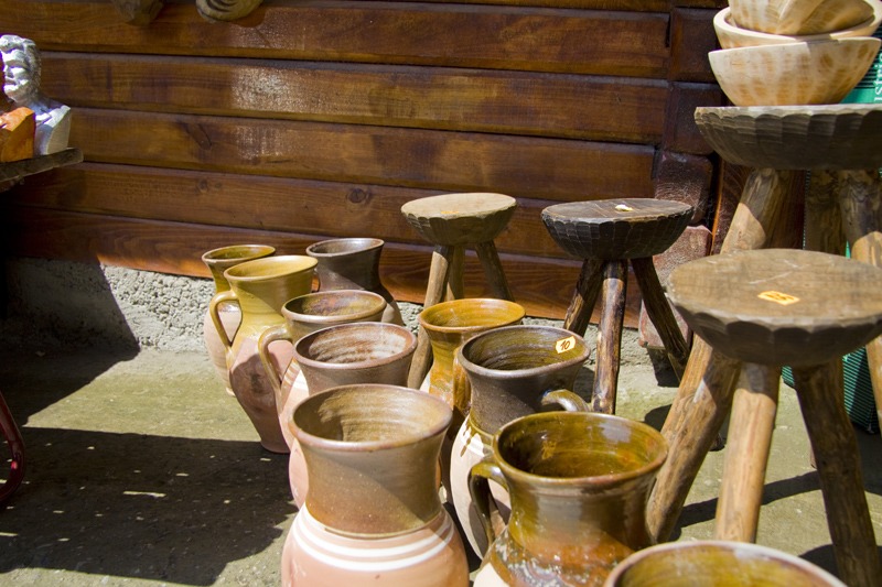Vase de lut in atelierul mesterului Ionela Lungu