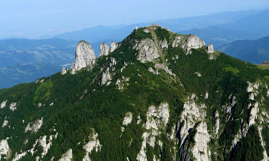 Ceahlău, Vf. Toaca, în plan îndepărtat, stânga, Piatra Neamț