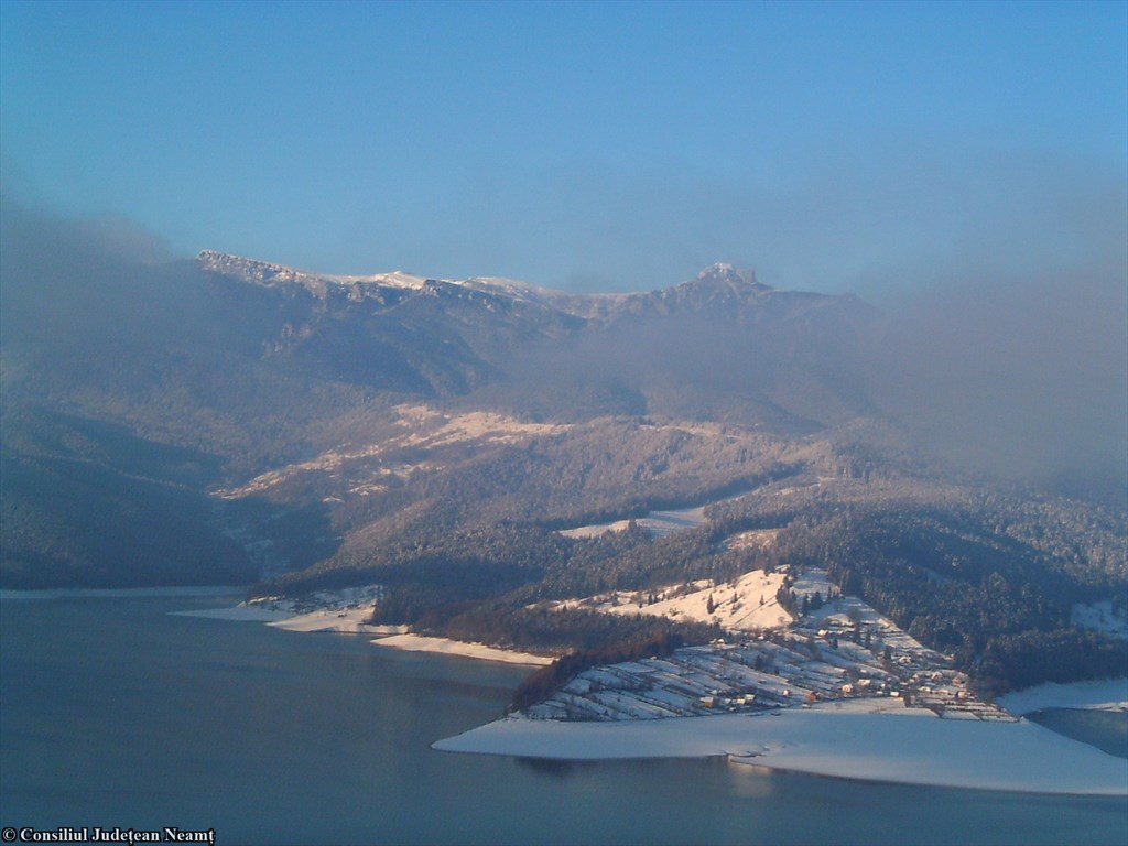 Peisaje de iarnă pe Lacul lzvoru Muntelui