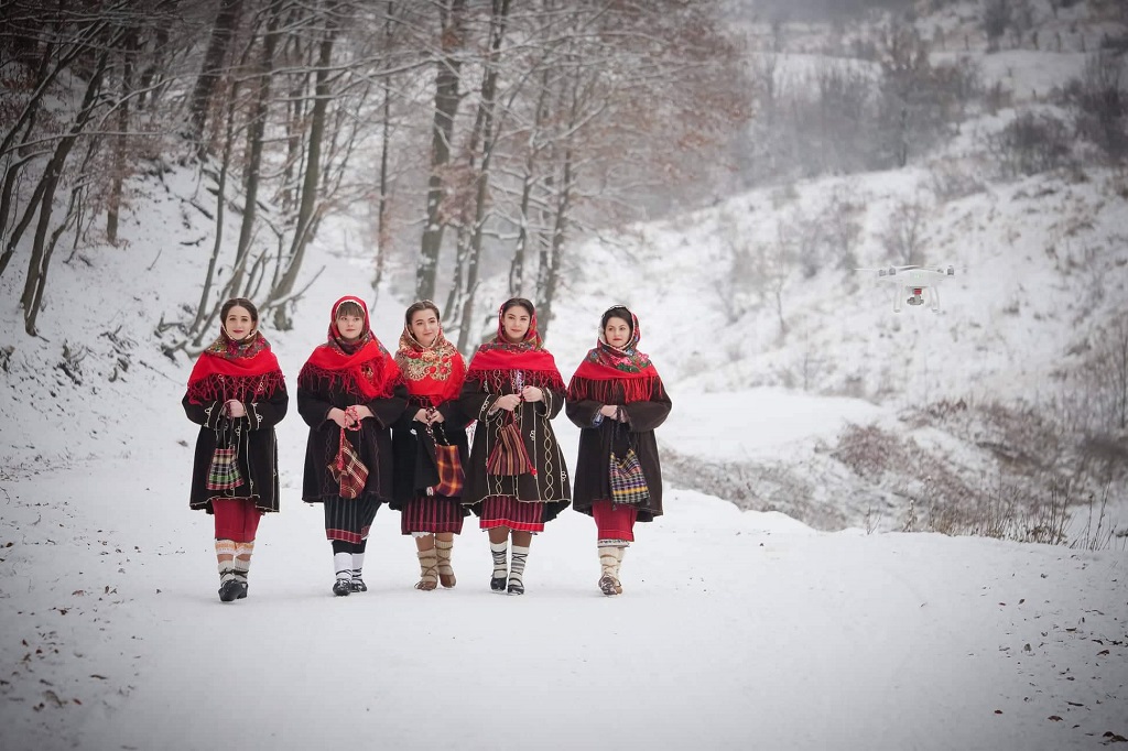 „Sânzienele” din Neamț vă colindă – fotografia 4