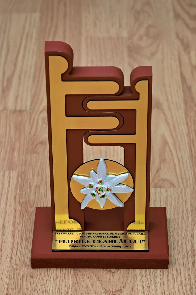 Trofeul Festivalului „Florile Ceahlăului” cucerit de interpretul sucevean Gabriel TRETEAG – fotografia 4