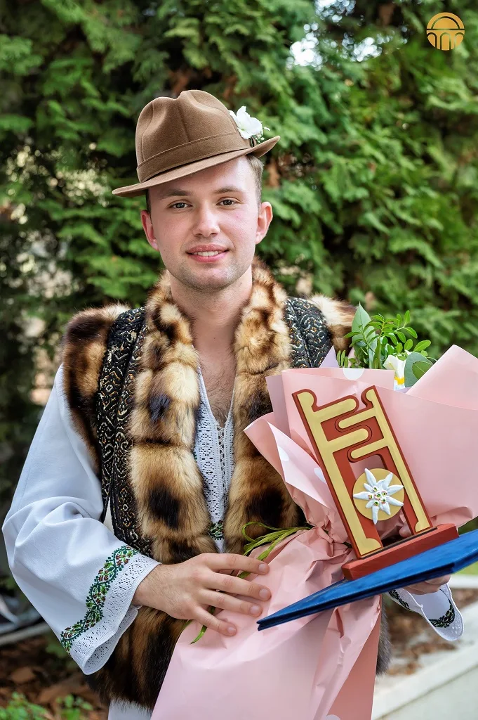 Trofeul Festivalului „Florile Ceahlăului” cucerit de interpretul sucevean Gabriel TRETEAG – fotografia 1