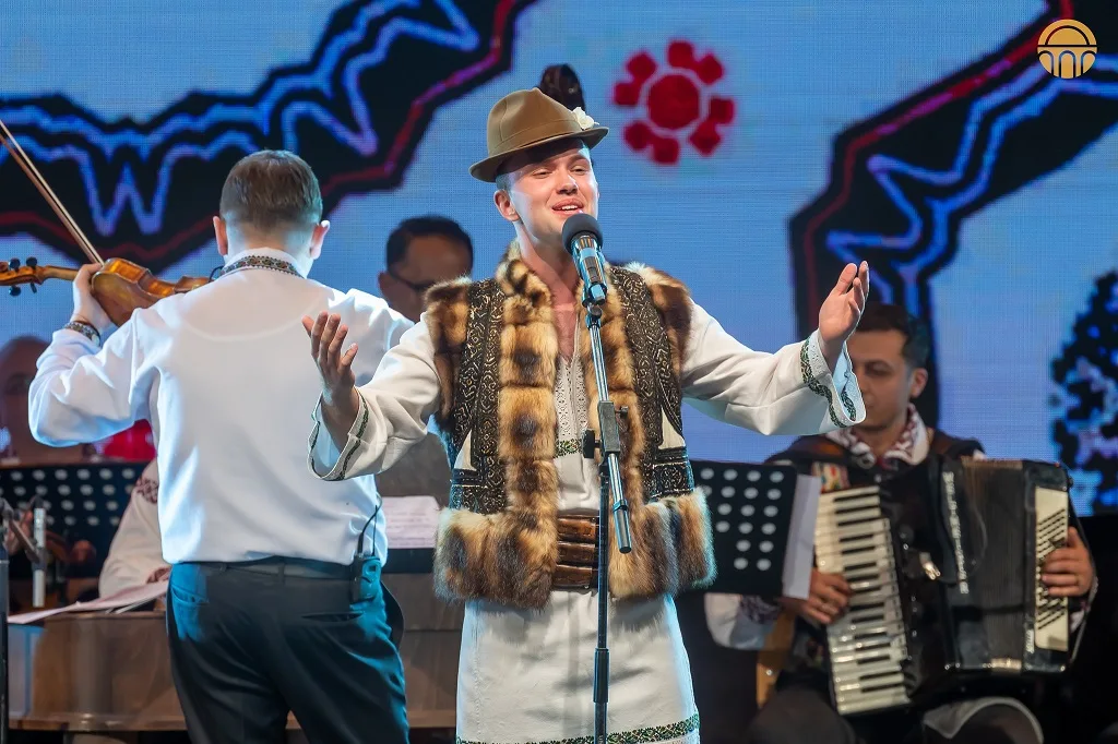 Trofeul Festivalului „Florile Ceahlăului” cucerit de interpretul sucevean Gabriel TRETEAG – fotografia 3
