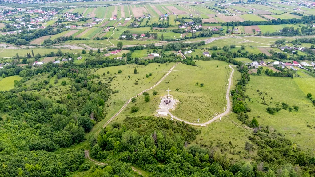Drumul Crucii și monumentul eroilor din satul Nemțișor, comuna Vânători-Neamț