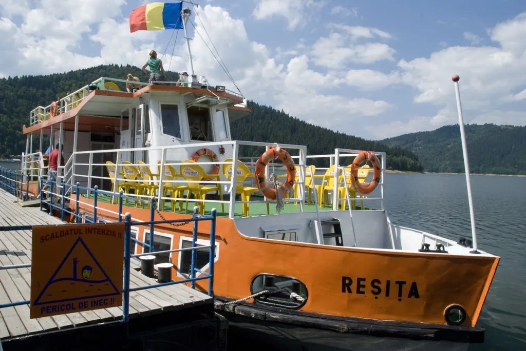 Plimbări cu vaporul pe Lacul Bicaz (Port Bicaz)